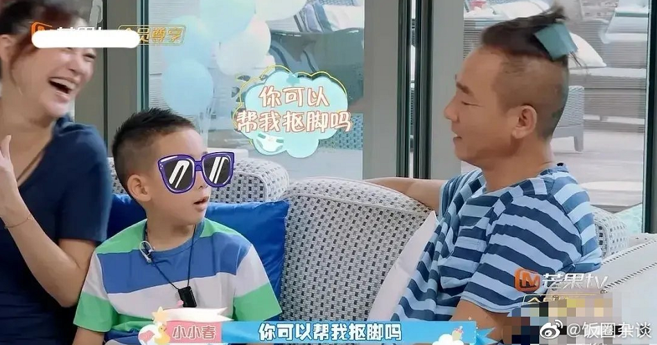 应采儿给小儿子买推车还摆拍，产后穿衣扬长避短，弟弟头发自来卷