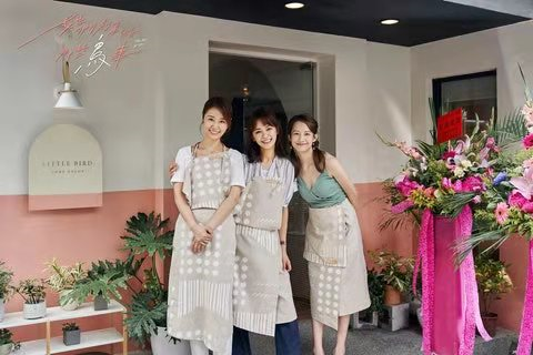 林心如晒硕士毕业照冻龄如20岁，自曝未完成论文，获颁杰出表现奖