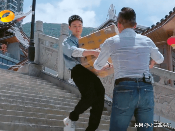 高温下搬行李，《中餐厅》“刁难”嘉宾，网友：高以翔事件忘了？