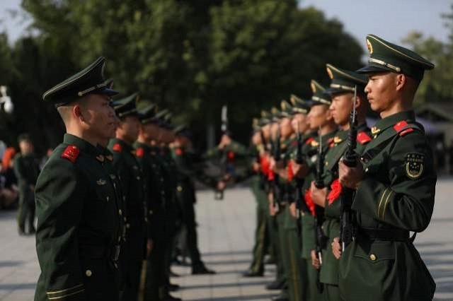 部隊(duì)中男兵的妻子叫軍嫂，那女兵丈夫叫什么呢？下次別再叫錯(cuò)了