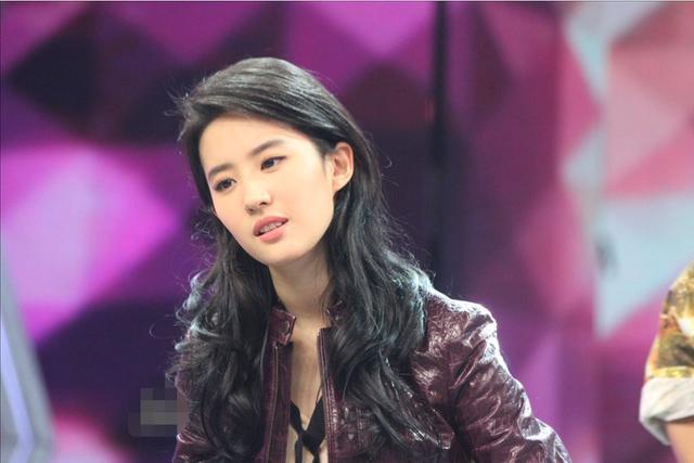 除了性别都是“假”的？仙女人设已过时，鞠婧祎为啥还死守不放？