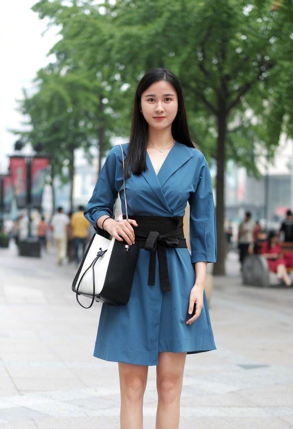 美女穿搭：迷茫时像一只漂泊太久的船，彼岸浓