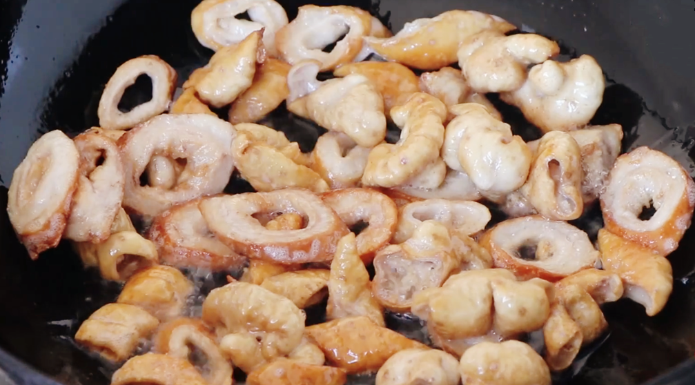 干煸肥肠真的太好吃，详细做法教给你，外焦香里嫩，没有一点腥味