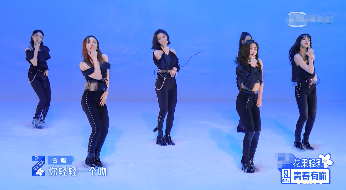 《青2》蔡徐坤合作舞台，与许馨文亲密靠背杀，许馨文满满求生欲