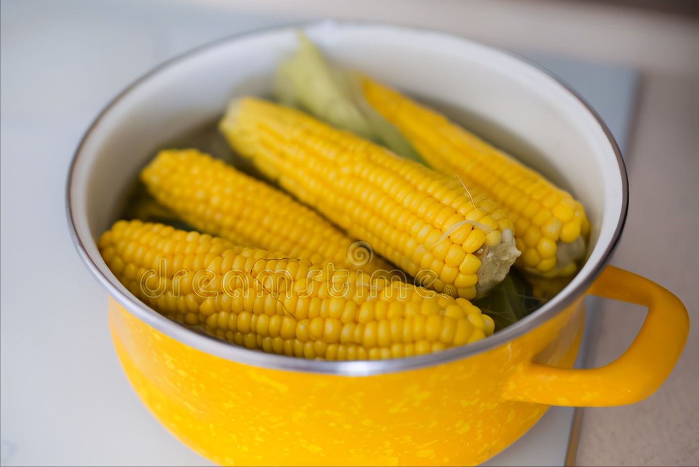 保存玉米，直接冷冻还是煮熟再冻？方法弄对，玉米放久了也鲜甜