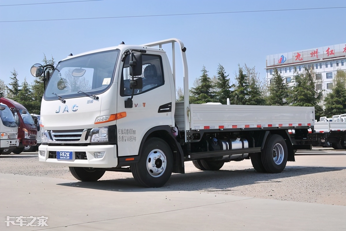 搭载云内150马力发动机实拍江淮骏铃v6轻卡内饰有亮点