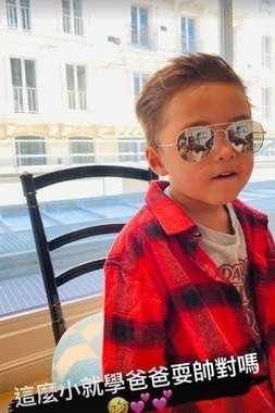 天王嫂昆凌罕见晒娃，周杰伦掌镜却未露面，儿子长相呆萌像爸爸