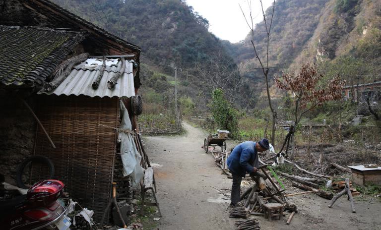 山西一农民发现“藏金洞”, 挖出一车黄金, 去换