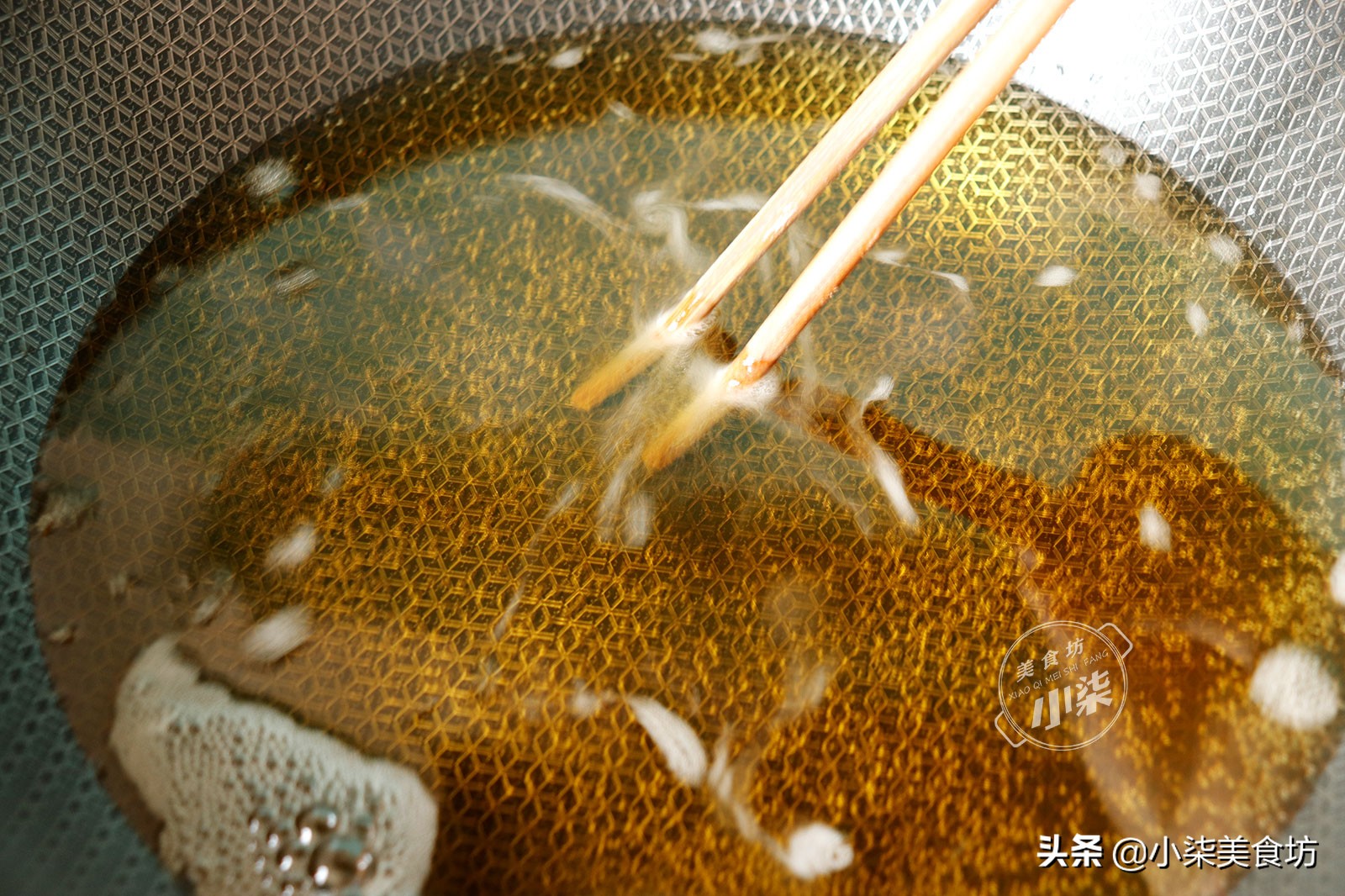 一口酥，做法简单无难度，外酥里软一口一个，越吃越香，太解馋了