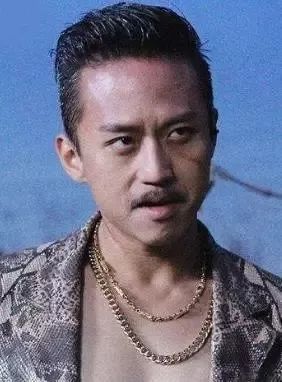 别戴金项链了，有内涵的男人都戴这5种饰品，分分钟帅出新高度！