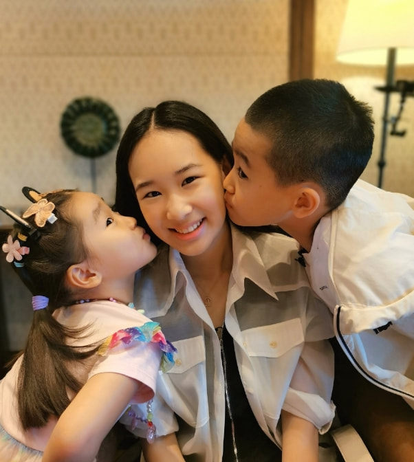 好爸爸！赵文卓国庆陪儿女骑马，子龙和妹妹马背上手拉手超有爱