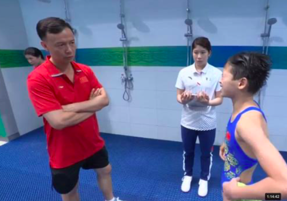 可爱又调皮！全红蝉冲到镜头前连做两个动作 没绷住自己拍手大笑