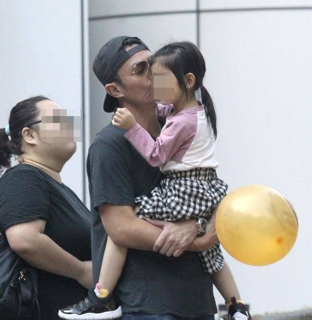 霍建华一家三口七夕聚会吃烤肉，小海豚正脸首曝光，长得像林心如