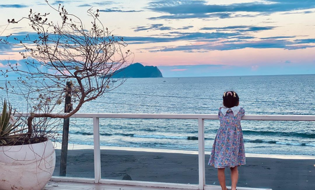 昆凌晒老公教女儿弹钢琴，周董打趣学费很贵，父女四手联弹超有爱
