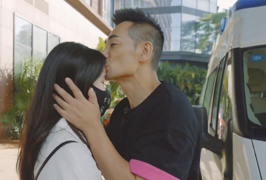 赵文卓与女儿同框飚热泪，机场匆匆见面就分开，49岁硬汉也很柔情