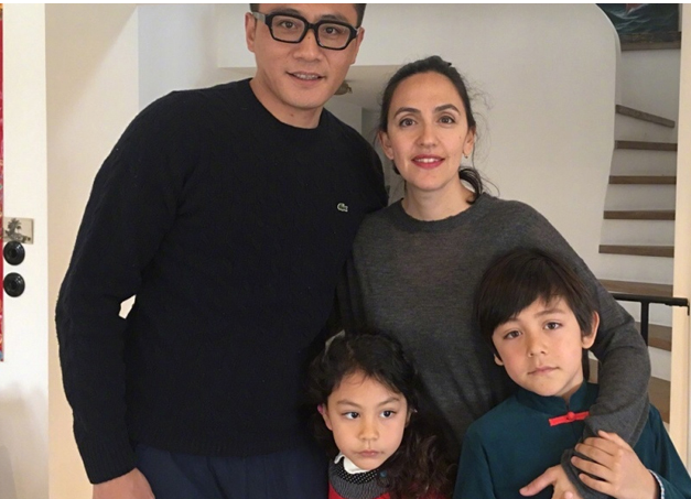 刘烨女儿近照曝光，满头卷发尽显异域风情，却被两颗大板牙抢风头
