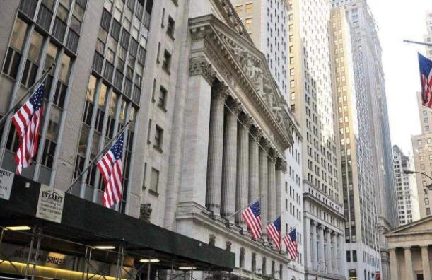 美元可能跌落神坛？特朗普准备收割全球财富，黄金价格或将下跌