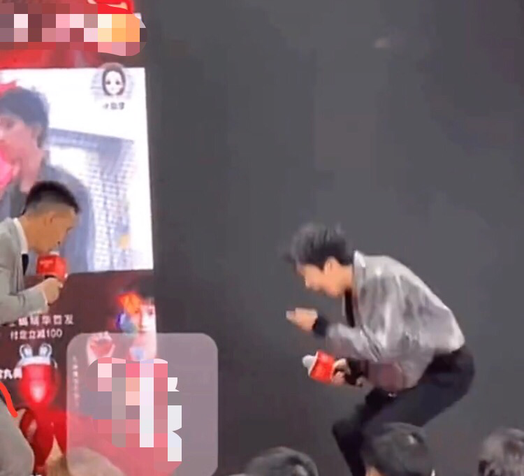 19岁男星林墨发文，为女工作人员摔倒后大笑道歉，网友：没礼貌