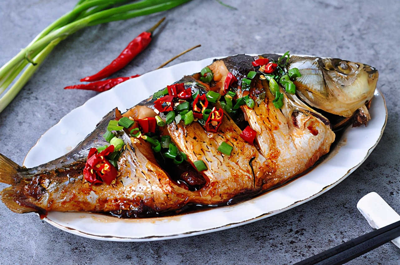 把整條魚扔進電飯鍋裡，不加油不放水，一周吃6次，餐餐都光盤