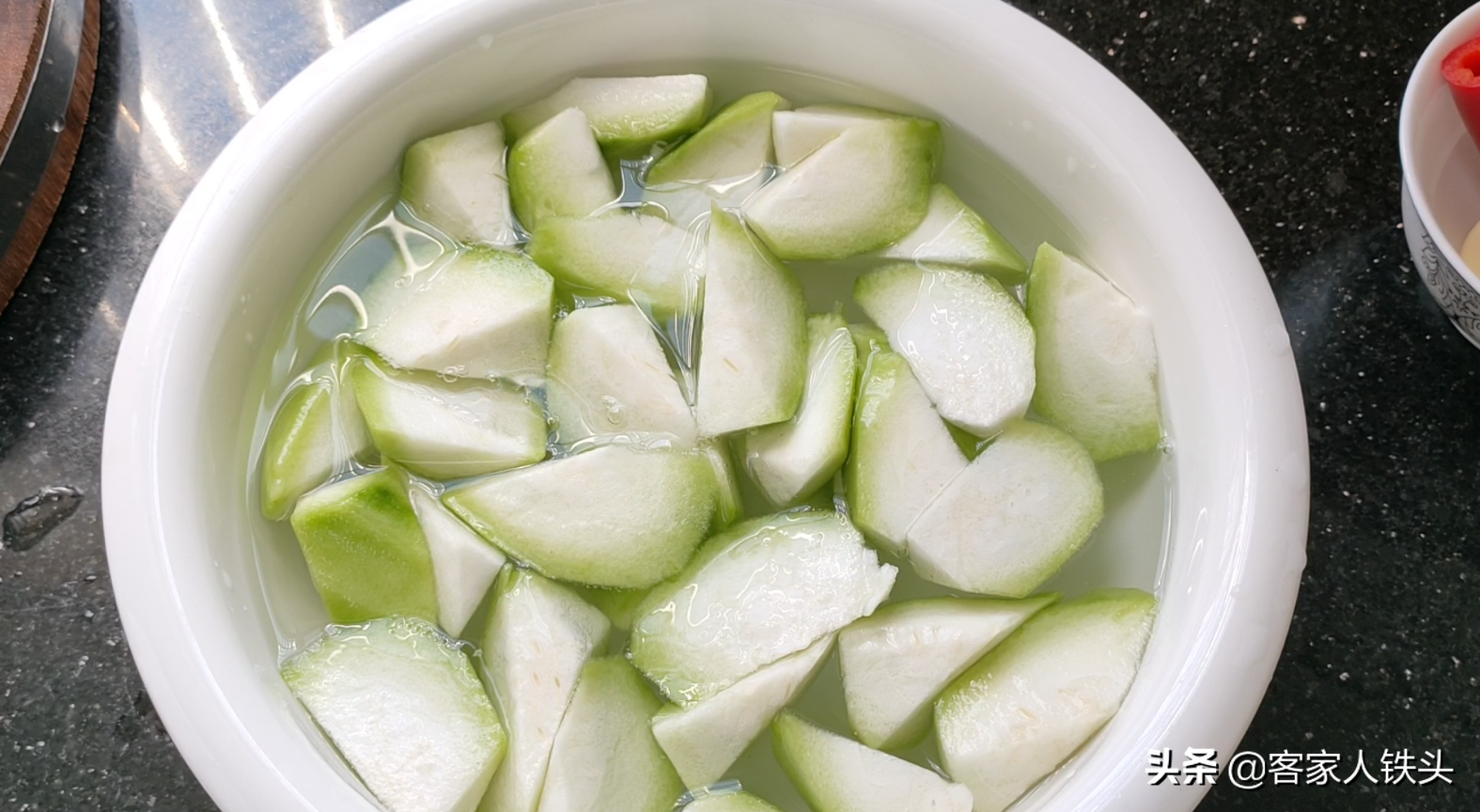 6月天热多给家人吃丝瓜，配上花甲做一锅，多汁味美，营养又下饭