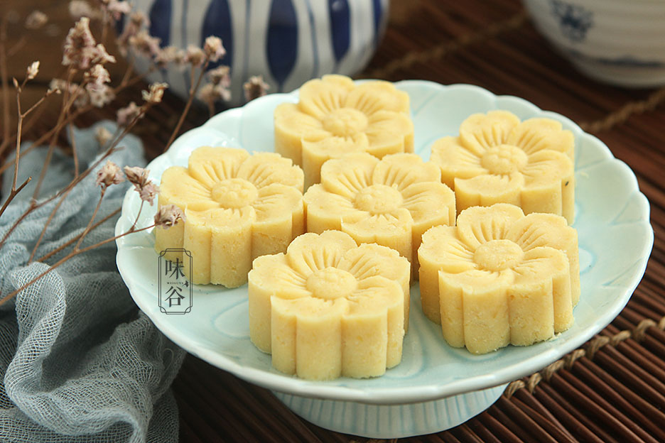 夏季就适合吃这糕点，自己在家也能做，冰冰凉凉，清热又解暑
