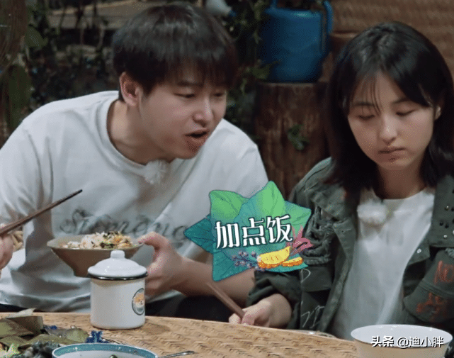 向往4 张子枫不好意思站起来加饭，彭昱畅的举动