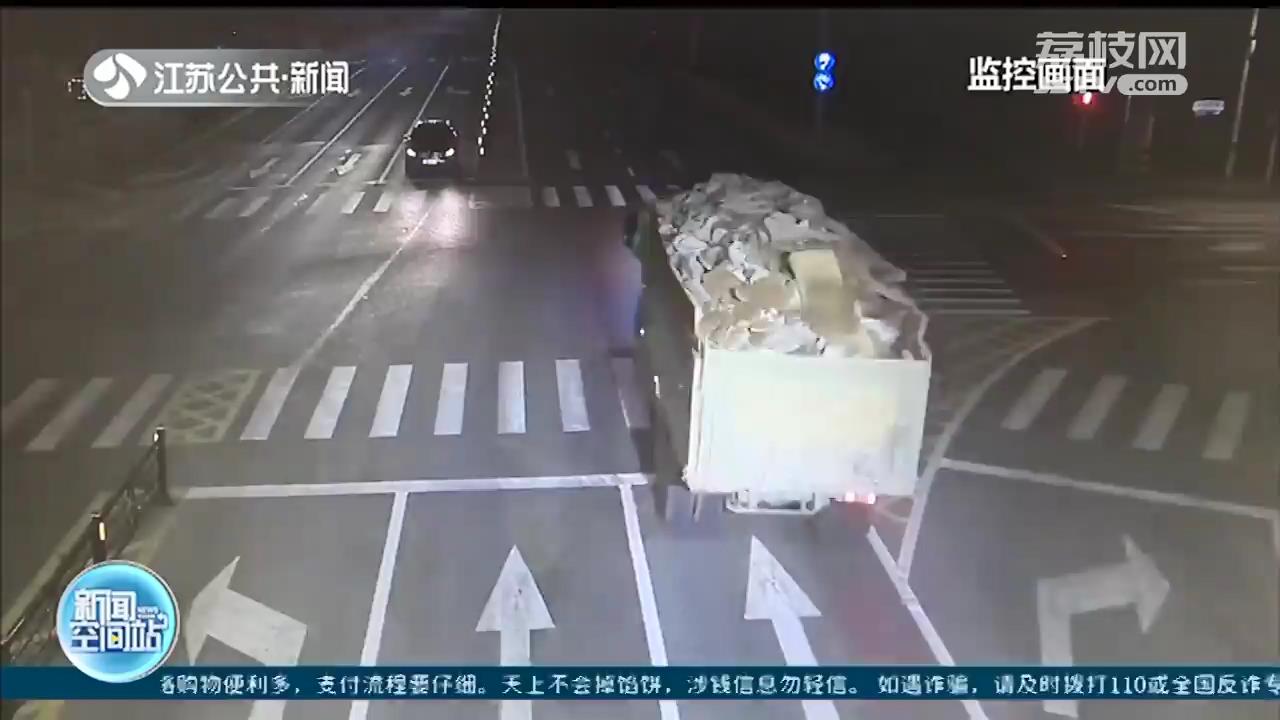 满身污泥遮挡号牌 渣土车一夜疯狂连闯8次红灯