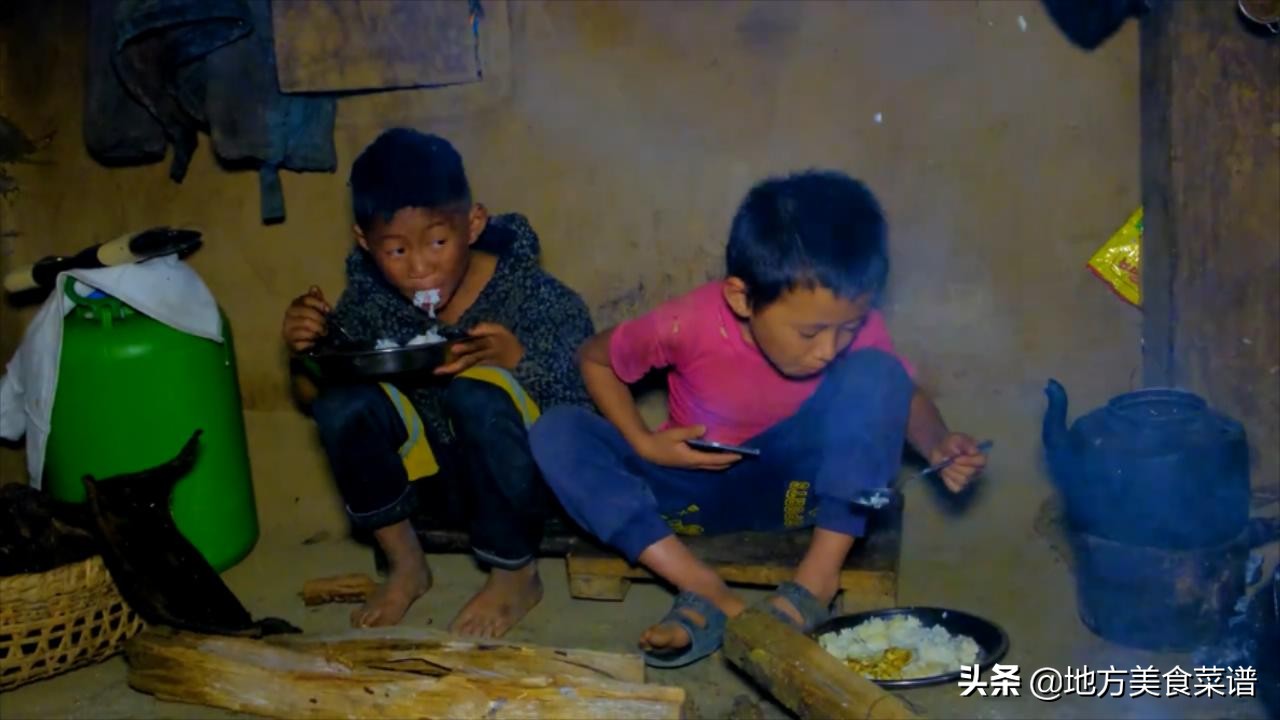 尼泊尔农村，村长家请人干活，中午没啥菜，儿媳妇炒鸡蛋招待大伙