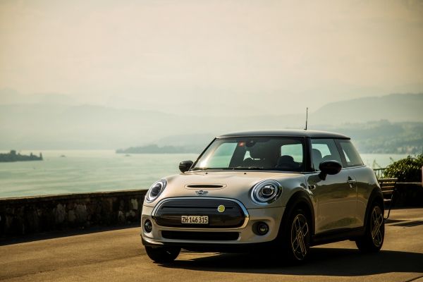 首款小型豪华纯电动汽车MINI Cooper SE