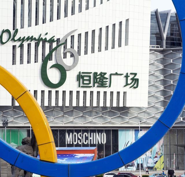 地产界富豪，国内捞金1000亿后，为何只给美国捐