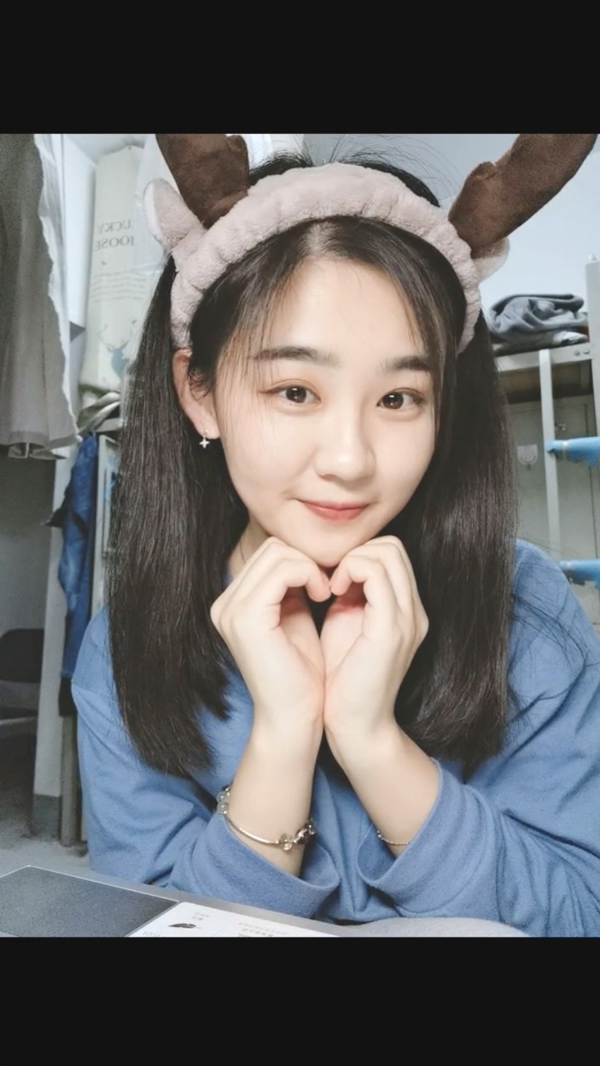 这个网传的“一眼万年”的绿衣服女孩抖音号找到了