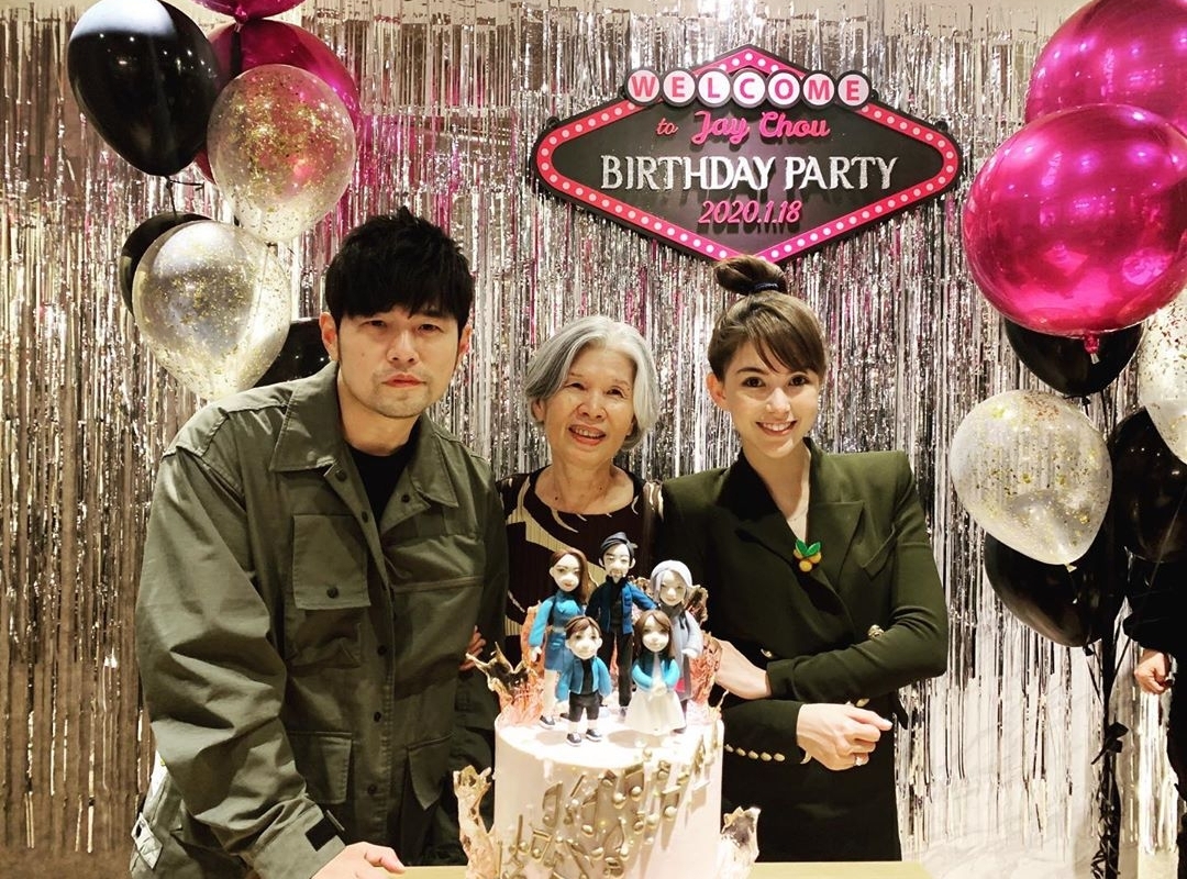 周杰伦晒照为母亲庆生，周妈妈白发苍苍，穿扮时髦但面容略显憔悴