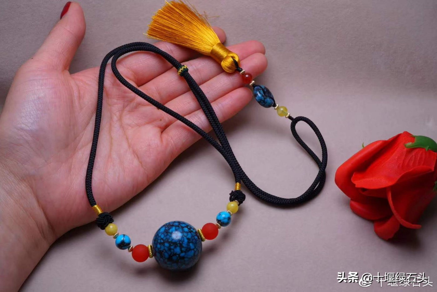 不是有铁线的绿松石就叫乌兰花