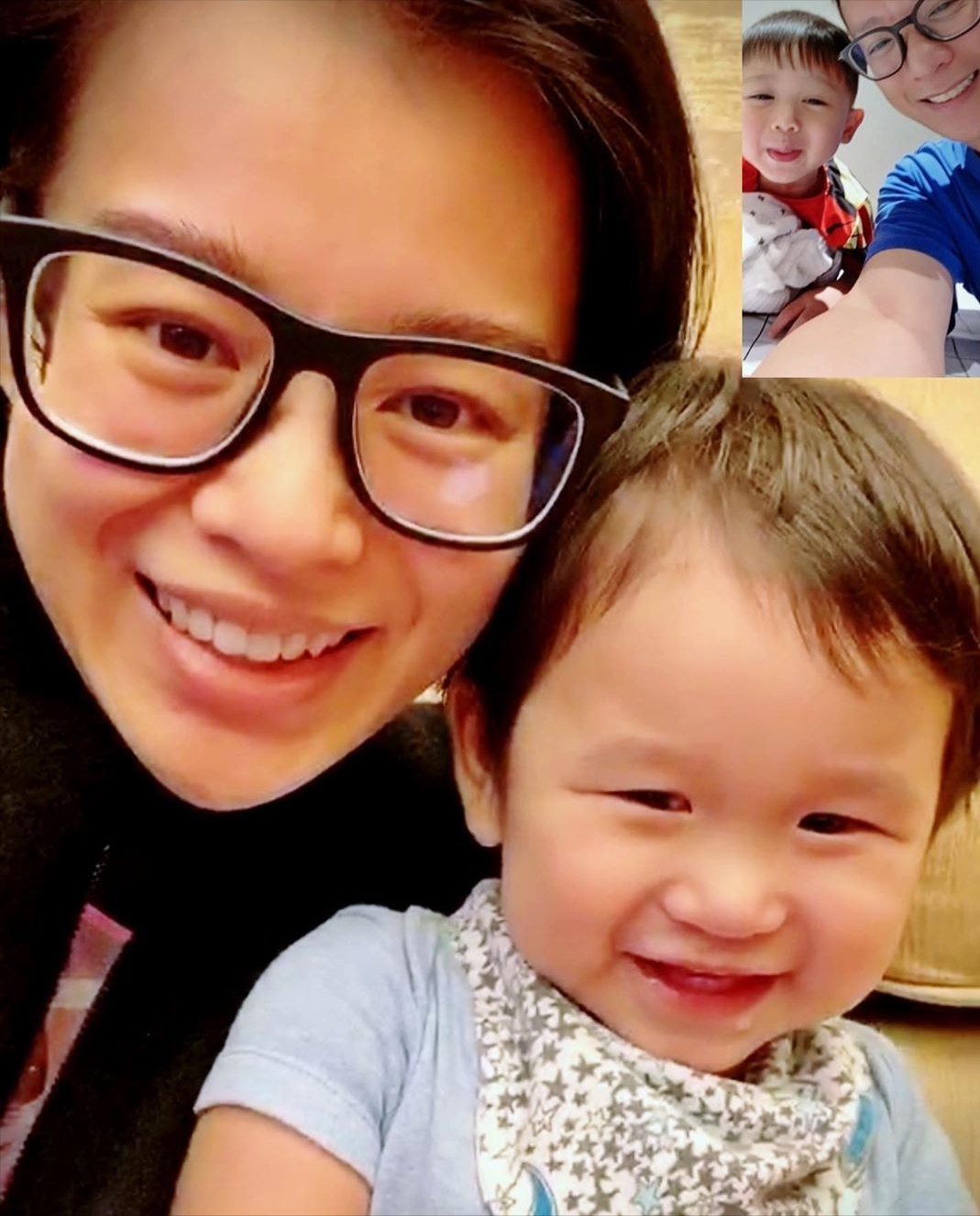 胡杏儿两个儿子视频聊天，同款笑容超治愈，五官相似像在照镜子