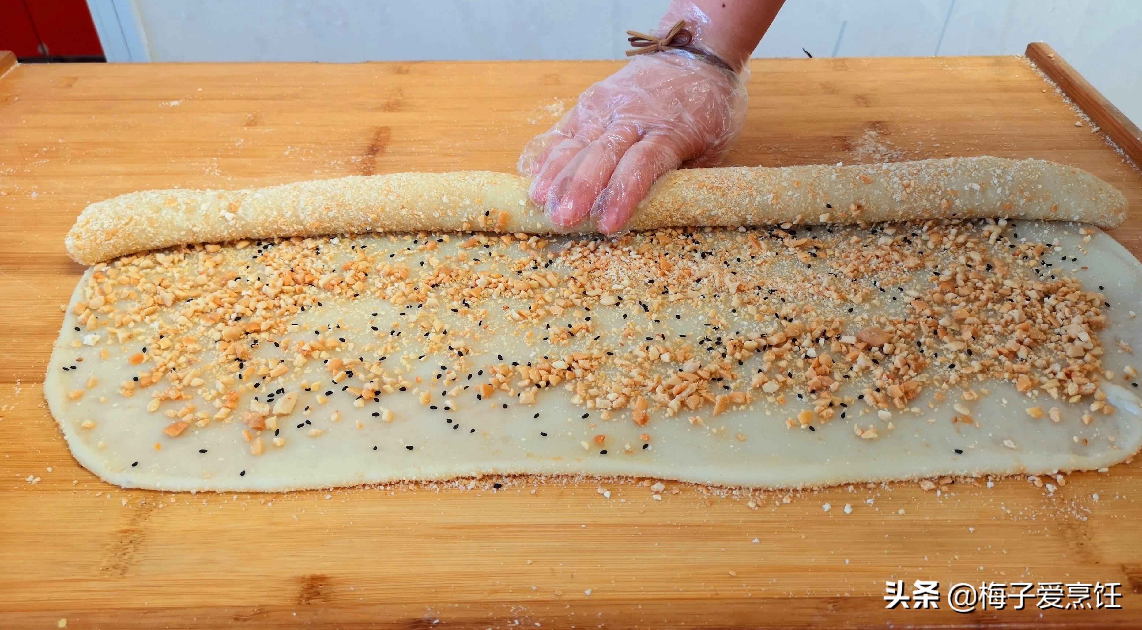 1 bowl of glutinous rice flour with 300 grams of water, stir it with chopsticks to make a cold cake, the outside is crispy and the inside is sticky, simple and delicious