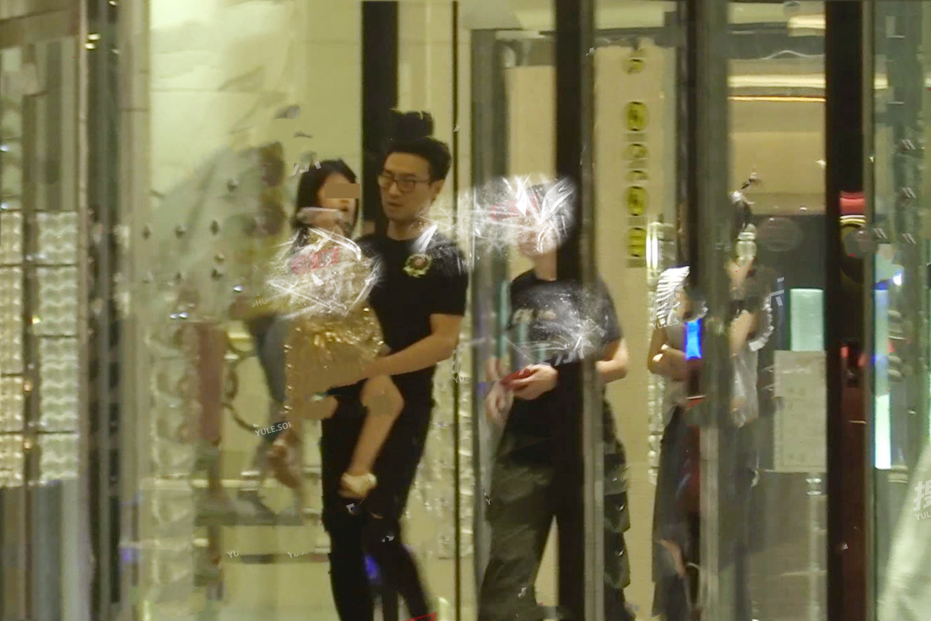 章子怡一家外出就餐，媽媽匆忙先行，汪峰帶娃抱醒醒變超級奶爸