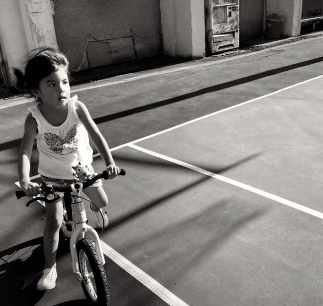 修杰楷带仨女儿玩，父女四人游泳，搞怪自拍，贾静雯忙因工作缺席