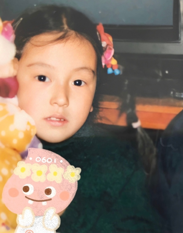 郭富城一岁小女儿首度曝光，爸爸陪着尝试玩单杠，五官像极了外婆