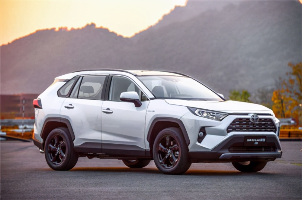 RAV4荣放双擎版，拥有傲视同级的三种四驱系统