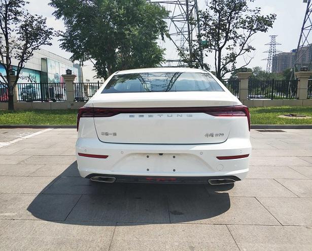 主流造型元素大融合，全新奔腾B70实车曝光，还能火吗？