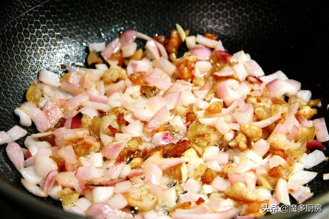 A favorite dish since I was a child, as long as 1 onion and 1 pork, it’s easy to make and eat. It’s so delicious