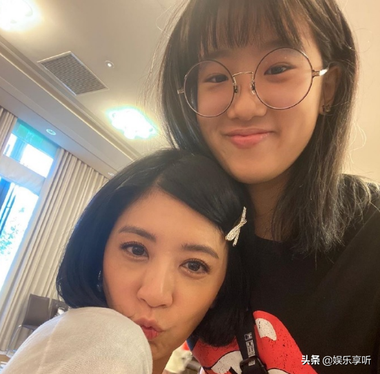 梧桐妹与两个妹妹合影，咘咘调皮做鬼脸，波妞笑到眼睛眯成一条缝