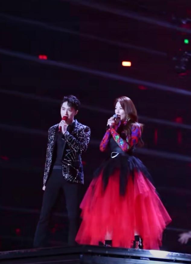 张雨绮与小7岁男星上演摸脸杀！穿花秋衣被指违和，还撞脸李湘？