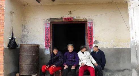 94岁老奶奶生下3个“猴娃”，省吃俭用一辈子抚