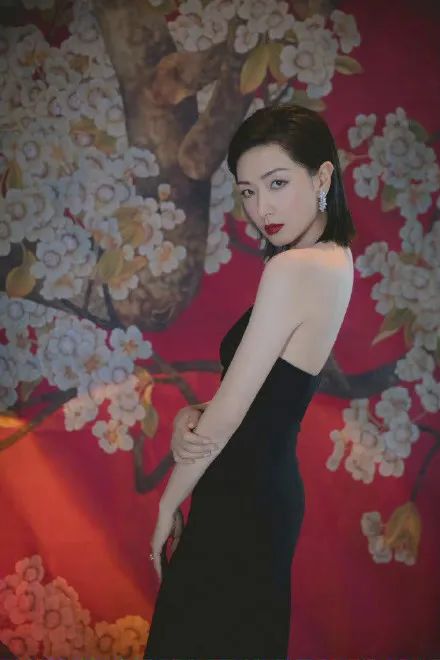 万茜回应“赖红毯”、 蹭座疑云解开了，但女星红毯大戏永不停息