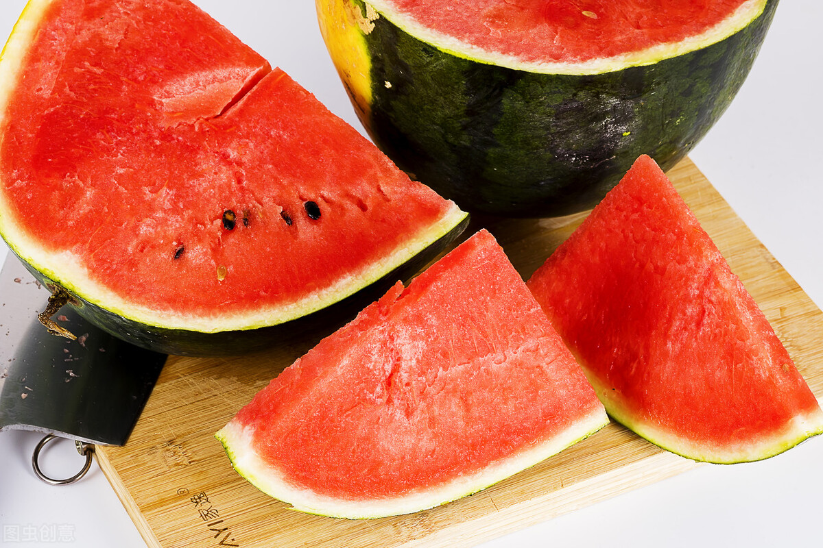 挑选西瓜时，别直接进行买，牢记3个技巧，香甜多汁味道好