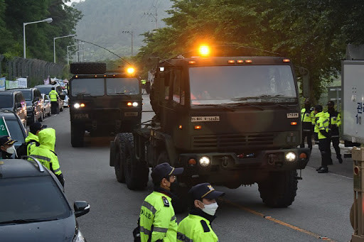 韩国频繁向萨德基地运送物资，当地抗议民众与警方爆发冲突