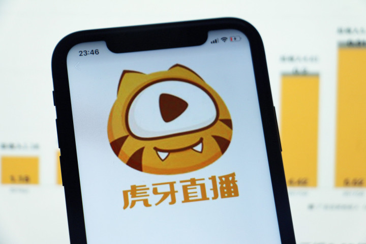 电竞直播名场面，不关弹幕能不能看清？虎牙：可