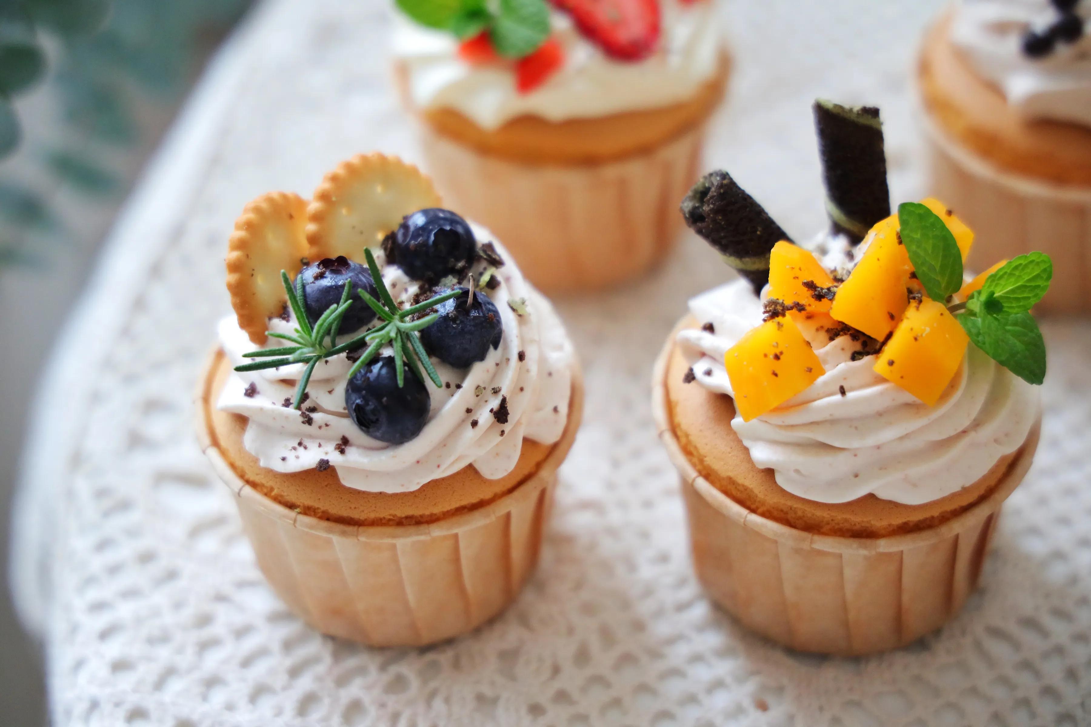 戚風紙杯蛋糕，不開裂不回縮，擠上入口即化的奶油，顏值高又好吃