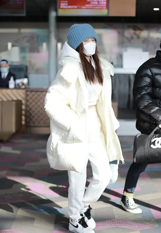 41岁秦岚人老心不老！机场演绎白月光，大冬天秀